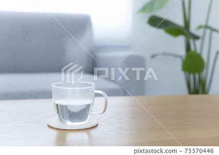 Drink a cup of plain hot water to wake up in the morning 73370446