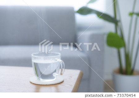 喝一杯白水在早晨醒來 喝一杯白水在早晨醒來 73370454
