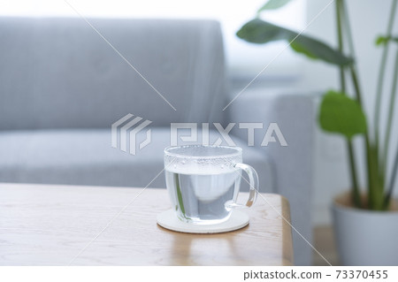 喝一杯白水在早晨醒來 73370455