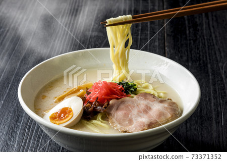 用筷子提起豬骨拉麵 73371352
