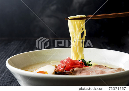 用筷子提起豬骨拉麵 73371367