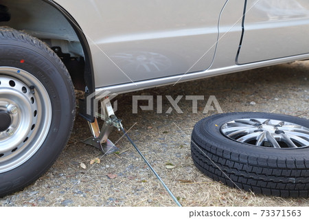 Tire replacement work Summer tires and winter tires (jack-up pantograph jack, in-vehicle jack) Tire replacement work Summer tires and winter tires (jack-up pantograph jack, in-vehicle jack) 73371563