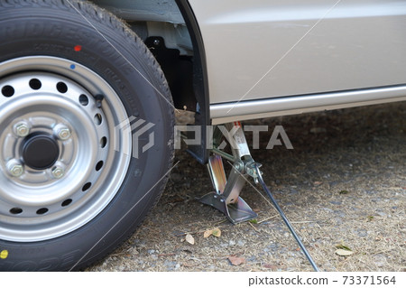 Lift the car with a jack (jack-up pantograph jack, in-vehicle jack) Lift the car with a jack (jack-up pantograph jack, in-vehicle jack) 73371564