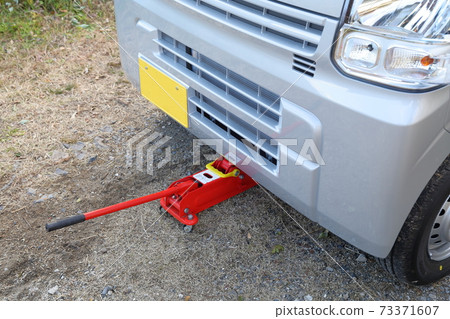 輪胎更換工作(自升式液壓地板千斤頂支架) 輪胎更換工作(自升式液壓地板千斤頂支架) 73371607