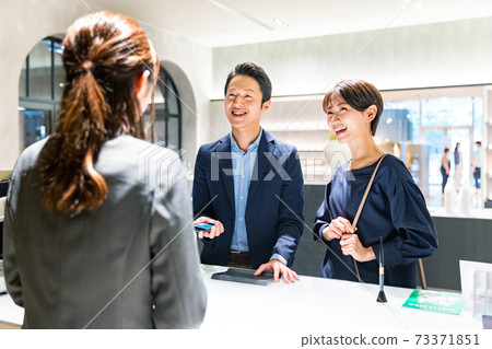 Receptionist couple customer service shooting cooperation: g GIFT AND LIFE STYLE 73371851