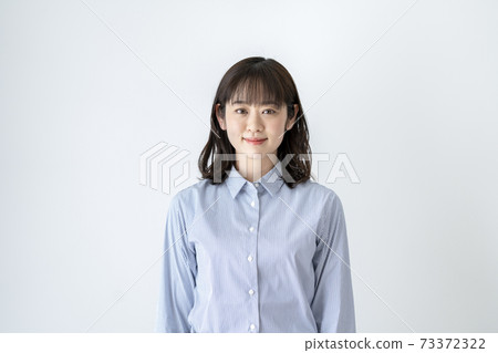 Portrait of smiling young woman 73372322