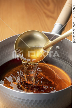 Making juice 73372699