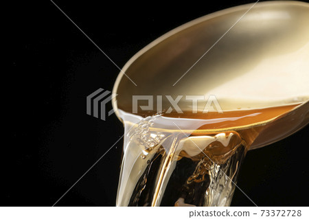 Scoop the soup stock with a ladle 73372728