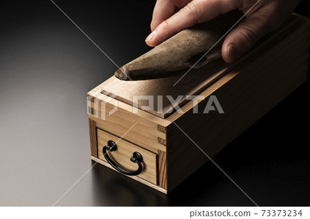 黑色背景刮鰻魚 73373234