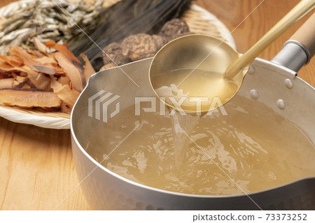 Making Japanese-style soup stock 73373252