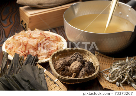 Making Japanese-style soup stock Making Japanese-style soup stock 73373267