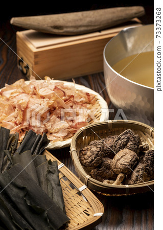 Making Japanese-style soup stock 73373268