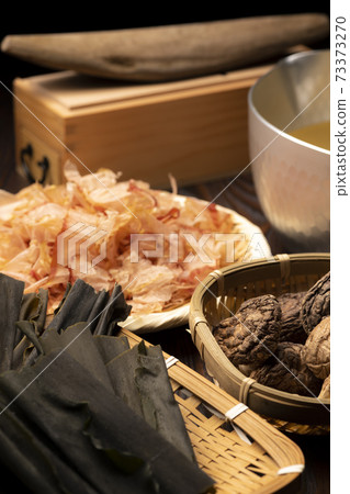 Making Japanese-style soup stock 73373270
