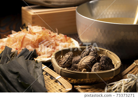 Making Japanese-style soup stock 73373271