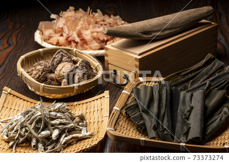 Making Japanese-style soup stock 73373274