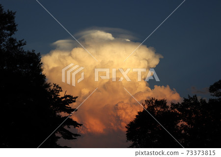 Great power! Cumulonimbus clouds at dusk that are too scary Great power! Cumulonimbus clouds at dusk that are too scary 73373815