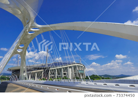 Toyota Ohashi, which draws an arch in the blue sky <Toyota City, Aichi Prefecture> Toyota Ohashi, which draws an arch in the blue sky <Toyota City, Aichi Prefecture> 73374450