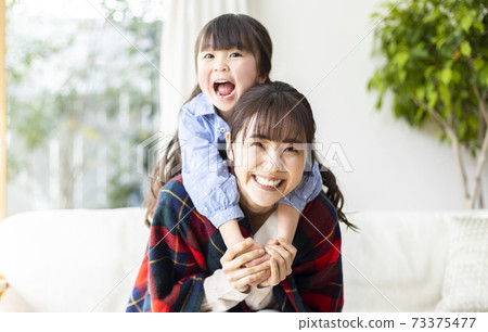 親子皮膚運動在客廳放鬆 73375477