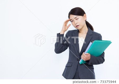 她30多歲的西裝的女商人 73375944