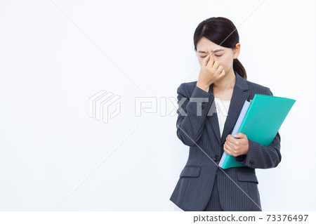 她30多歲的西裝的女商人 73376497