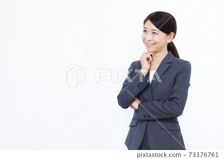 她30多歲的西裝的女商人 73376761