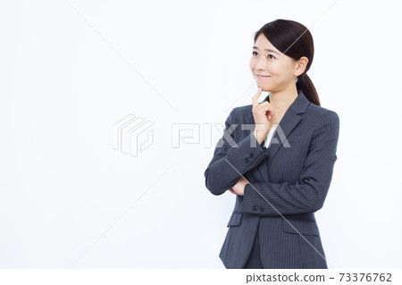 她30多歲的西裝的女商人 她30多歲的西裝的女商人 73376762