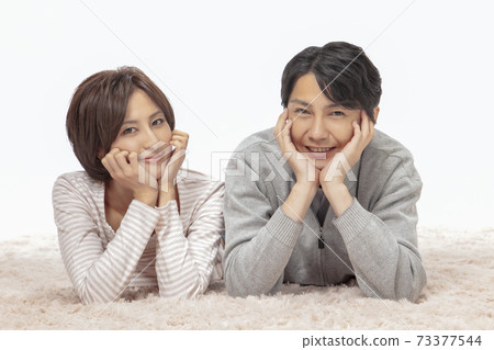 日本夫婦躺著時戴著臉頰棒 日本夫婦躺著時戴著臉頰棒 73377544