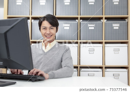 在計算機上工作的生意人 在計算機上工作的生意人 73377546