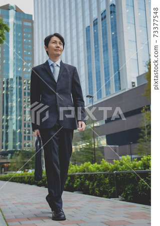 走在辦公室鎮的商人 走在辦公室鎮的商人 73377548