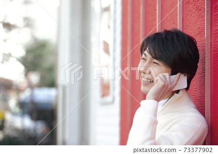 一個在智能手機上講話的人 73377902