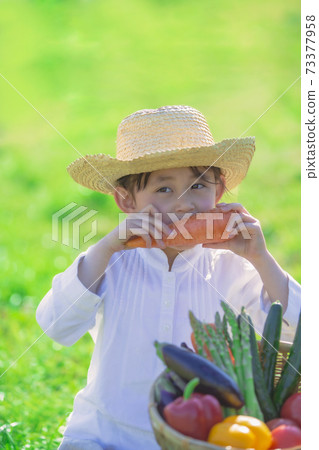 咬紅蘿蔔的女孩 73377958