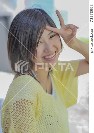 有一個微笑的姿勢的一名婦女 有一個微笑的姿勢的一名婦女 73378998