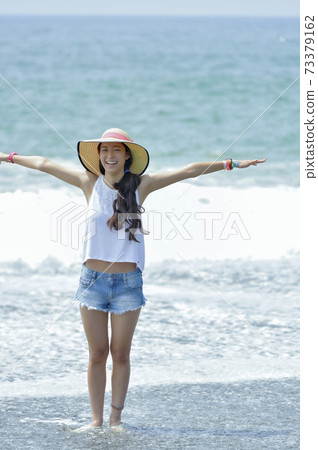 擺在海灘邊緣的婦女 擺在海灘邊緣的婦女 73379162