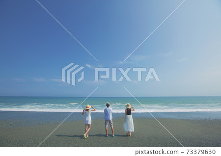 站立在海後面的三個青年人幕後 站立在海後面的三個青年人幕後 73379630