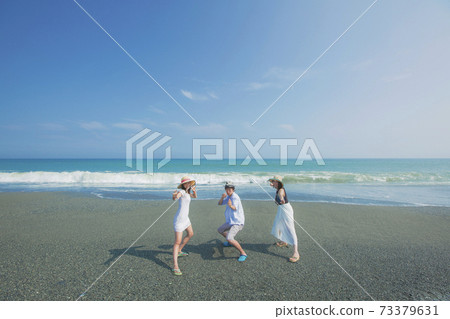 擺在海灘的三青年人 擺在海灘的三青年人 73379631