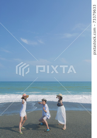 擺在海灘的三青年人 擺在海灘的三青年人 73379633