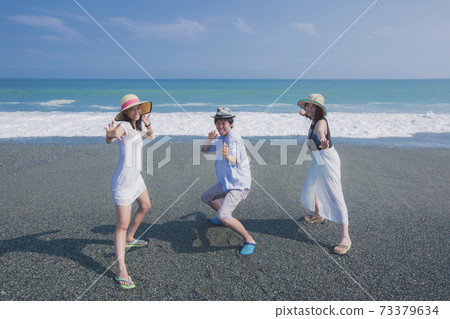 擺在海灘的三青年人 擺在海灘的三青年人 73379634