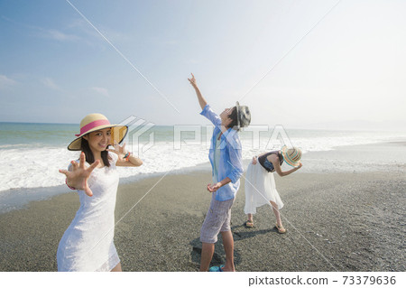 擺在海灘的三青年人 擺在海灘的三青年人 73379636