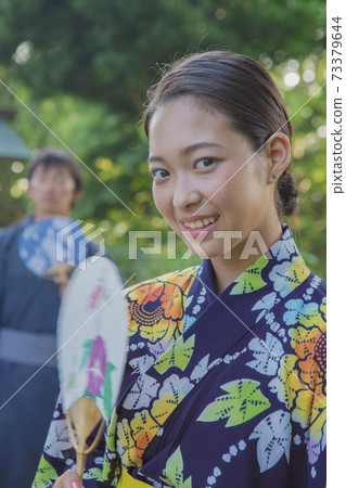 一對穿著浴衣出場 73379644