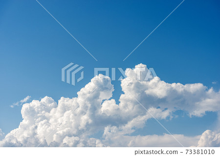 White Clouds in a Clear Blue Sky - Cumulonimbus 73381010