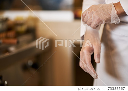 Using latex-free gloves in food preparation is essential Using latex-free gloves in food preparation is essential 73382567