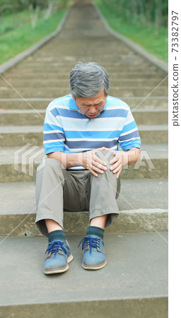 man suffering from knee pain man suffering from knee pain 73382797