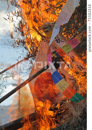 A portable shrine burns with a flame (Imao's Sagicho Fire Festival, Kaizu City, Gifu Prefecture) A portable shrine burns with a flame (Imao's Sagicho Fire Festival, Kaizu City, Gifu Prefecture) 73382816