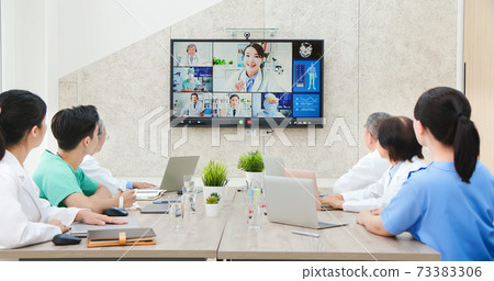 doctor teamwork has a meeting 73383306