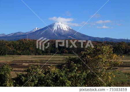 農田和雪山 73383859