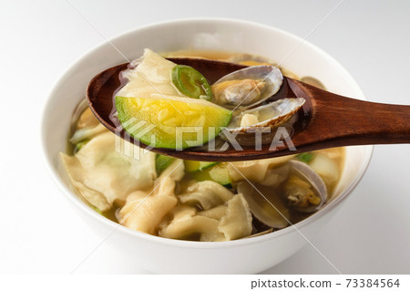 Clam suiton 73384564