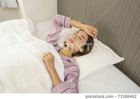 一個女人生病了/一個女人生病/一個美麗的女人在床上睡覺 一個女人生病了/一個女人生病/一個美麗的女人在床上睡覺 73386402