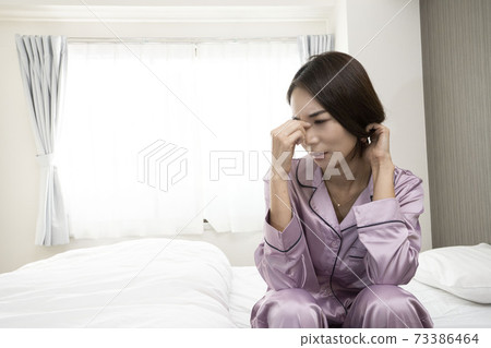 一個女人生病了/一個女人生病/一個美麗的女人在床上睡覺/一個美麗的女人坐在床上 一個女人生病了/一個女人生病/一個美麗的女人在床上睡覺/一個美麗的女人坐在床上 73386464