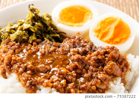 烤米飯(ru rohan)。配煮雞蛋和高蔬菜。 烤米飯(ru rohan)。配煮雞蛋和高蔬菜。 73387222