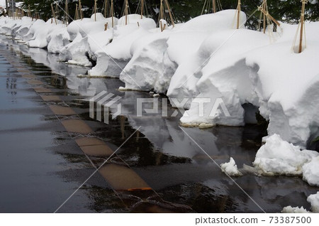 用融雪管清除道路積雪 照片素材 圖片 圖庫